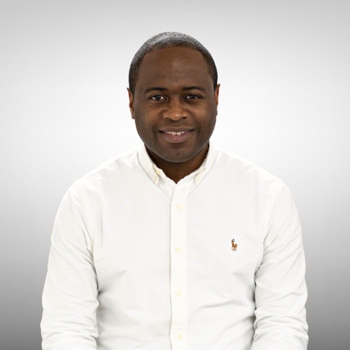 Entrepreneur à succès, Steve Fogue est cofondateur de Particeep, fintech pionnière dans la digitalisation des services financiers, rachetée en 2022 par Sopra Steria et Kereis. Il est également fondateur de Fivenso (conseil et investissement) et de Fogiprom, entreprise de promotion immobilière à l’origine de projets innovants comme la Tour Ciel à Douala. Membre de l’Advisory Board de COVA Africa, il met son expertise en innovation financière et gestion d’entreprise au service de projets à fort impact en Afrique.